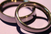 結婚をお互いに考えてるカップルです　結婚指輪はなしでもいいと言いたいのですが、男性側としてはラッキーと思うのかショックを受けるのかどちらでしょうか？