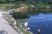 【動画】池で遊んでいた子供3人が溺れかけるも、猛ダッシュでオジサンが助けにくる