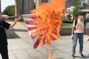 #韓国記事翻訳　『大学生団体、日本大使館に続き独立門前で旭日旗を焼却』、『警察よ、触れるな。政治家でもできない愛国青年たちだ』