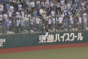 鷹の外野陣、跳びまくる