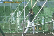 【朗報】小笠原道大さん(46)、重さ2キロと噂の長尺バットでフリーバッティングｗｗｗｗｗｗ