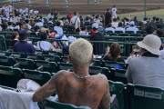 上裸でタトゥー...人気ラッパーの甲子園観戦マナーに賛否「わざわざ見せびらかすな」「なにがダメなん」