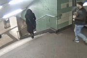 【GIF】駅で女を蹴るとビンが出てくる人間自販機が登場