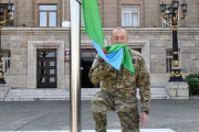 アゼルバイジャン大統領 ナゴルノカラバフ訪問 国旗を掲揚