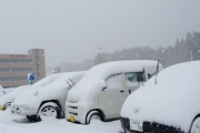雪国育ちをバカにするコトメ→車の周りを雪で固めてやった