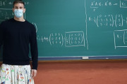 【速報】スペイン学校「スカート履いてくる男子きっしょ、退学にしたろ」　教師激怒で全員スカートに