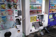 【悲報】千葉の自販機、誰かにぶっ壊される