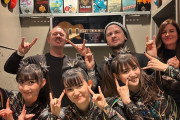 【海外】BABYMETALとジェイソン・リチャードソン、ブレンドン・スモールのバックステージショット