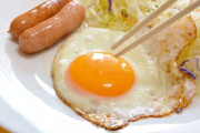 目玉焼きに何かける？「ソース」←わかる 「塩コショウ」←超わかる「なにもかけない」←え？