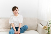 彼女「部屋あがってて～w」ワイ「おっ、本棚あるじゃん。どれどれ……」→結果・・・