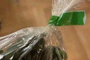 海外「日本の野菜のパックに使われてるあれ、どうやって外してる？」野菜パックに使われているシーラーテープの外し方に対する海外の反応