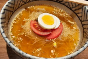 韓国人『実は日本の焼肉屋では“冷麺のトマト乗せ”が普通らしいんですよ』→「トマト好きにはありがたいけど…これは定番なの？」