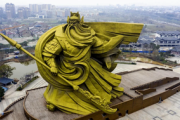 【中国】三国志の英雄・関羽の巨大像、観光名所なのに「公費の無駄遣い」と断罪され移転へ
