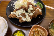 「チキン南蛮定食」を頼んだら、これが出てきたんだが九州民いたら本物度を評価してくれ