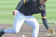 阪神　佐藤輝明が二塁でノック受ける　試合前練習で軽快な動き