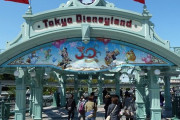 【恋愛】女さん「彼氏がディズニーデートで入園前にコンビニのおにぎりを食べだして冷めた」