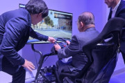 石破茂氏、NECのAI搭載ドライビングシミュレーターに挑戦