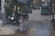 【動画】インドで水のタンクが落下、女性が穴にすっぽりはまる奇跡が発生