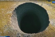 シベリアの永久凍土に「謎の穴」を発見