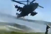 ロシア軍の攻撃ヘリ、ウクライナ領土内で超低空飛行で遊び始める