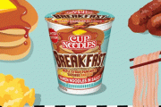 日本未発売のカップヌードル『メープルシロップパンケーキソーセージエッグ味』とは