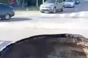 見えないの？交差点に開いた大きな陥没穴に車が落ちそうになる瞬間が撮影される。