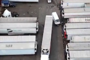 【動画】これはすごい。極致の難関レベルのバック駐車を成し遂げたトレーラー運転手。