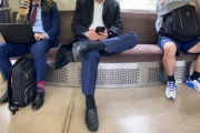 【画像】 女さん「男さんの電車の座り方キモすぎなんだけど……」ﾊﾟｼﾔｯ📸