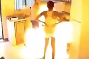 【動画】料理中のキッチンが爆発してパニックになる母娘(´･_･`)