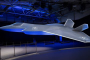 日英伊共同開発の「次期戦闘機」新たな新たなコンセプトモデルを展示、ポイントは翼…BAEシステムズ！