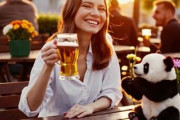 中国人「沢山の日本のビール、この中で美味しいものはどれ？」　中国人「これは美味しかった！」「これは秋味よりおいしい」