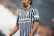 【悲報】PAOK香川真司さん、初先発するも前半で懲罰交代してしまう…
