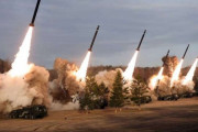 北朝鮮砲兵部隊が600ミリ超大型放射砲の射撃訓練…金正恩総書記「敵の首都崩壊へ態勢完備」！