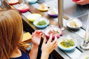 海外の回転寿司店で、素手で寿司を触るまくる女児の姿が投稿され両親に非難の声