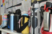 中学校「原則、授業中やテスト中は（水筒で水やお茶を）飲まないことをマナーとする。」