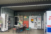 レトロな自動販売機が何者かによって破壊される → 若者数人が経営者に謝罪 「その場のノリで楽しくて、やってしまった。被害を弁償したい」