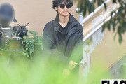 錦戸亮「“辞めジャニ”の星に」4年ぶりドラマ復帰のロケ現場で見せた「渋さ抜群」サングラス姿