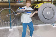 【画像】吉田沙保里、120kgある競技用車椅子を持ち上げ記念撮影ｗｗｗｗｗｗｗｗｗｗｗｗｗｗｗｗｗ