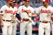 大谷翔平がトラウトとサンドバルとWBCのトロフィーを受け取る！←「でもプレーオフには・・・」(海外の反応)