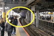 【渋谷駅】人身事故の瞬間を捉えたか。ホームから線路に降りた人がひかれる瞬間が動画に記録される。