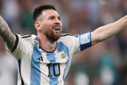 【アルゼンチン代表】「なんて幸せな日だ」「本当に嬉しそうだ」トロフィー掲げてメッシがダンス！ ドレッシングルームでも喜びやまず、「レオが幸せなことは嬉しい」