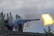 【動画】ロシア軍、ヘリコプター用ガトリング銃をトラックに搭載して仲間を殺しかけるｗｗｗ
