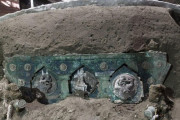 古代都市ポンペイ付近で古代ローマの戦車がほぼ無傷の状態で発掘される！
