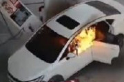 【中国貴州省】走行中に出火した車がガソリンスタンドに突っ込む