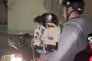【動画】点滴と酸素ボンベを付けたまま病院を抜け出してバイクに乗る凄いヤツｗｗｗ