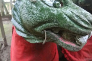 最近はお社、キツネちゃんの石像構わずこんな裸の蓑虫みたいなのが大発生してるんだけど、正体知ってる人いらっしゃいますかね？
