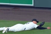 【スーパープレイ】大谷翔平の弾丸ライナーをダイビングキャッチしたヤバイ選手→