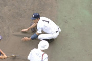 阪神園芸さん、甲子園の土をかき集める球児にトンボで寄せる