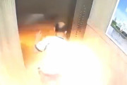 【動画】中国、エレベーターに乗った途端に持っていた電動バイクのバッテリーが爆発！