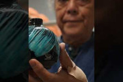 青い日本の花瓶づくりに海外も注目　色合いと職人の手仕事を映す参考動画